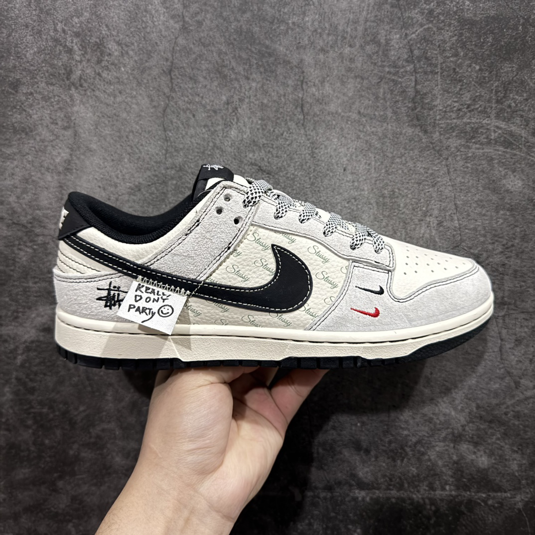 「コラボモデル」Supreme x Nike SB Dunk Low スニーカー