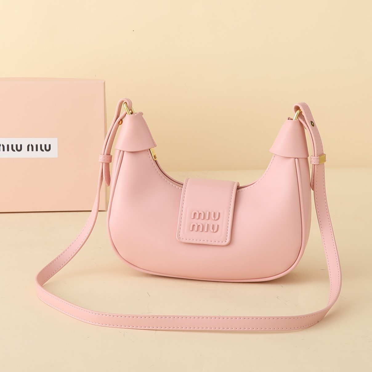 ミュウミュウ アバンチュール 三日月 レザーバッグ「Aventure Bag」