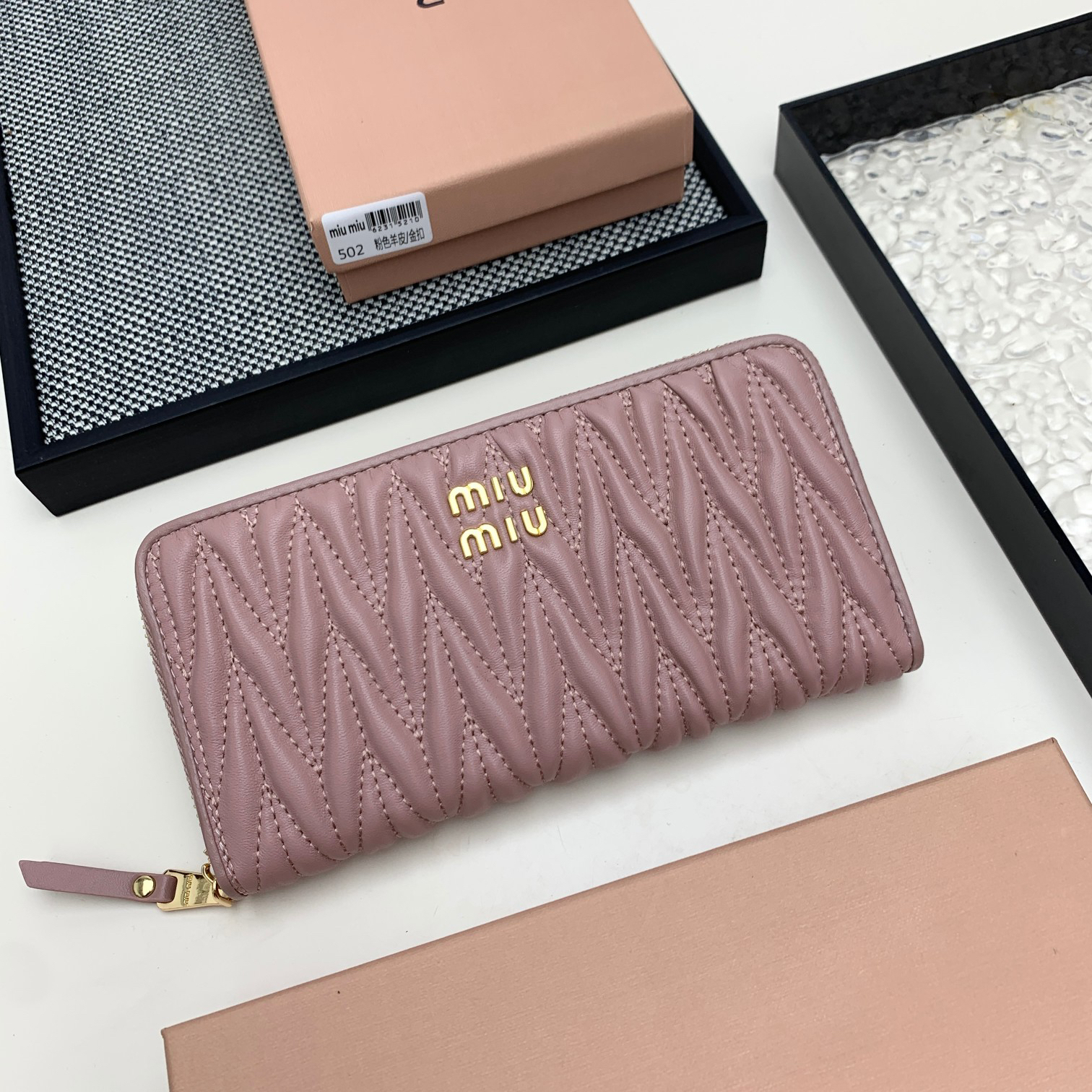 ミュウミュウ ラージ マトラッセ ナッパレザー ウォレット「Matelassé Wallet」