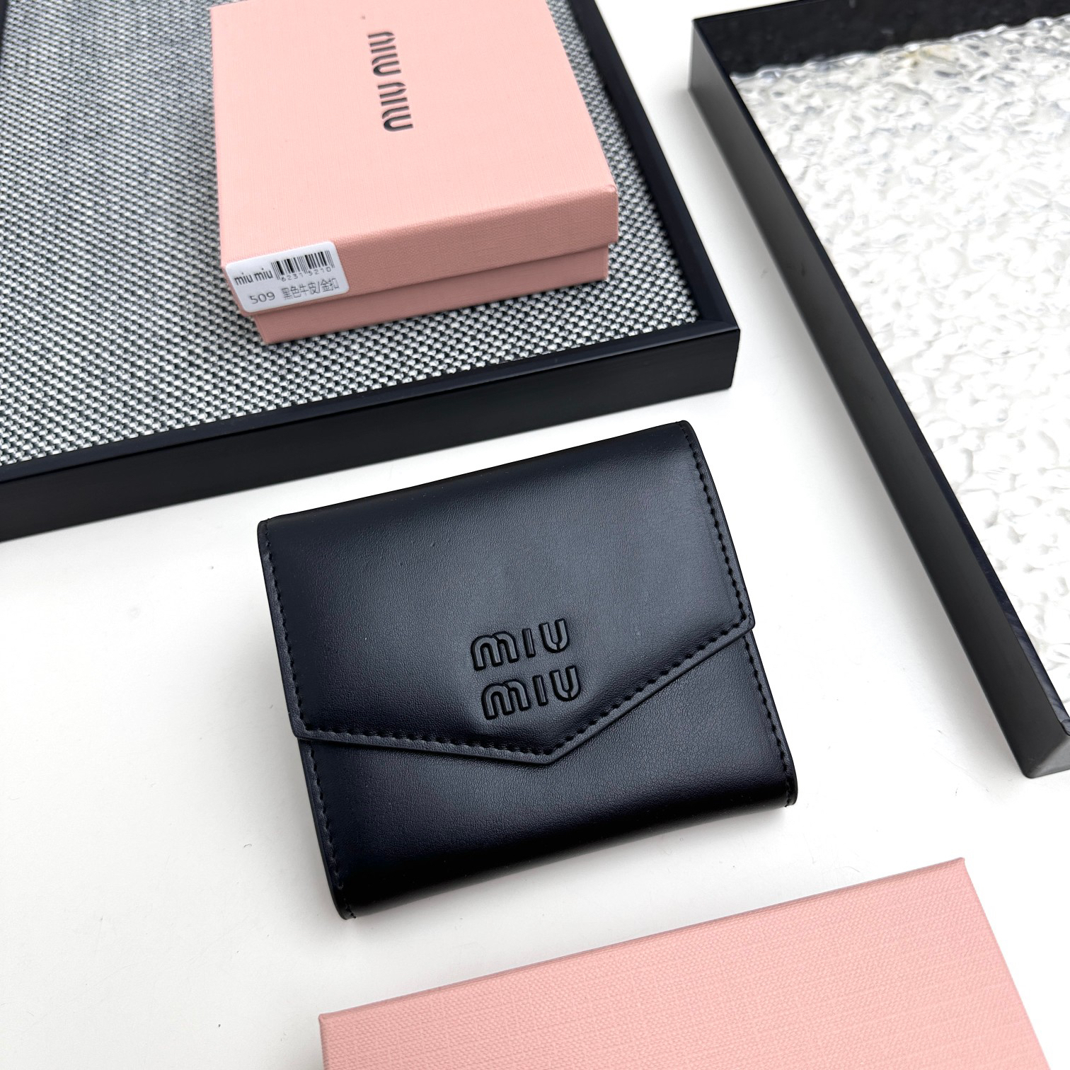 ミュウミュウ アルカディ コンパクト フラップ ウォレット「Arcadie Wallet」