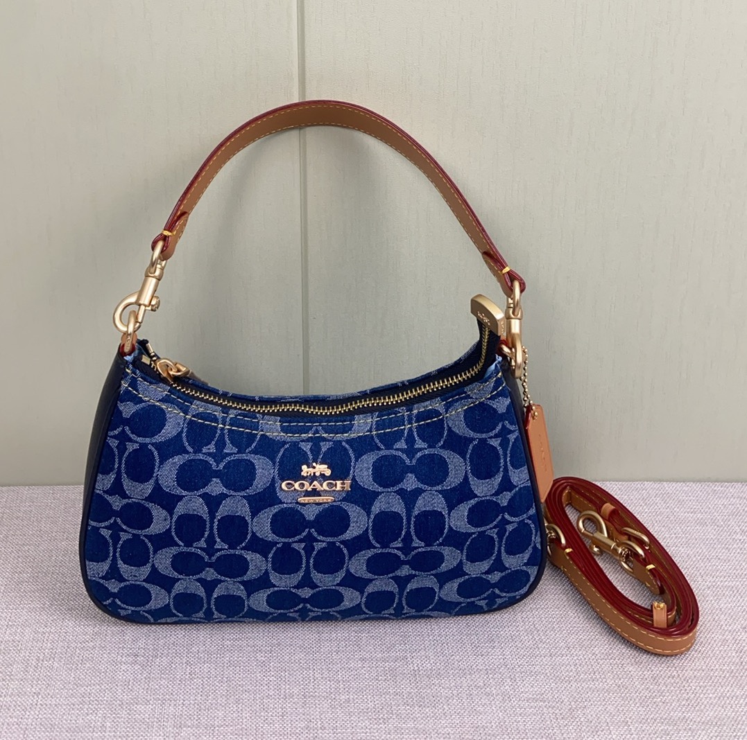 コーチ「Coach」テリ デニム アンダーアームバッグ