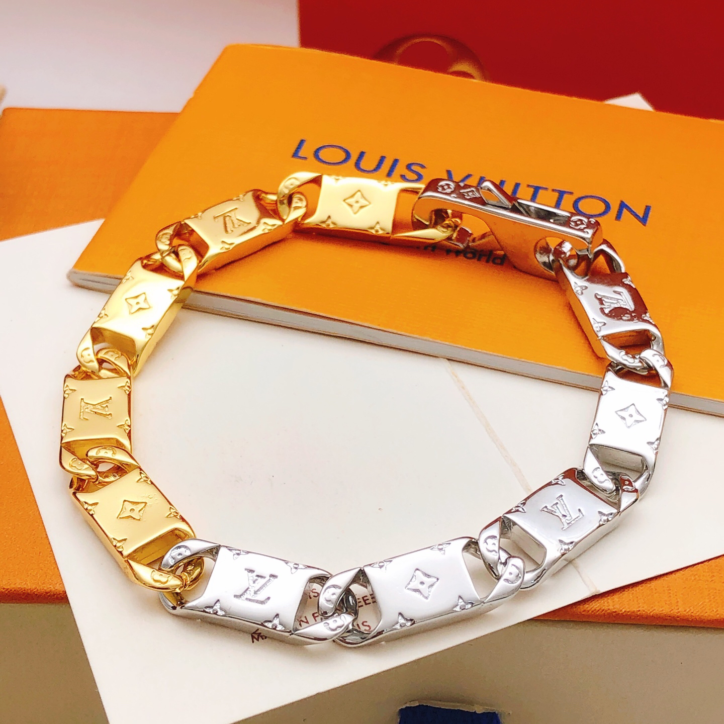 ルイ・ヴィトン シグネチャーチャームブレスレット