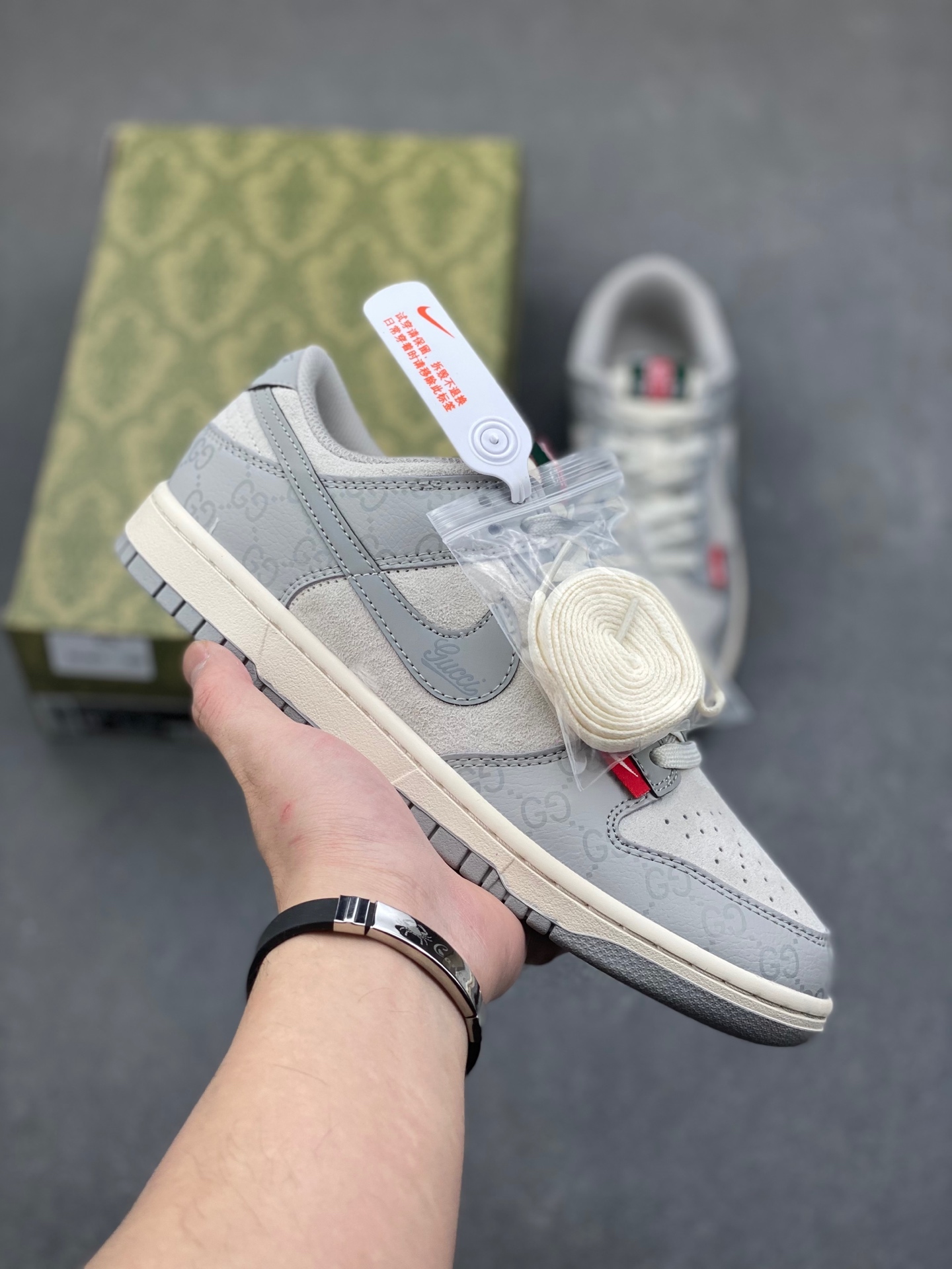 「コラボモデル」Gucci x Nike   SB Dunk Low ホワイト＆グレー デュアルレーススニーカー