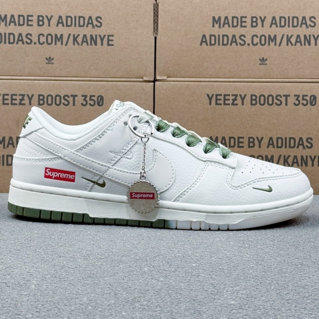 「コラボモデル」Supreme x Nike SB Dunk Low スニーカー