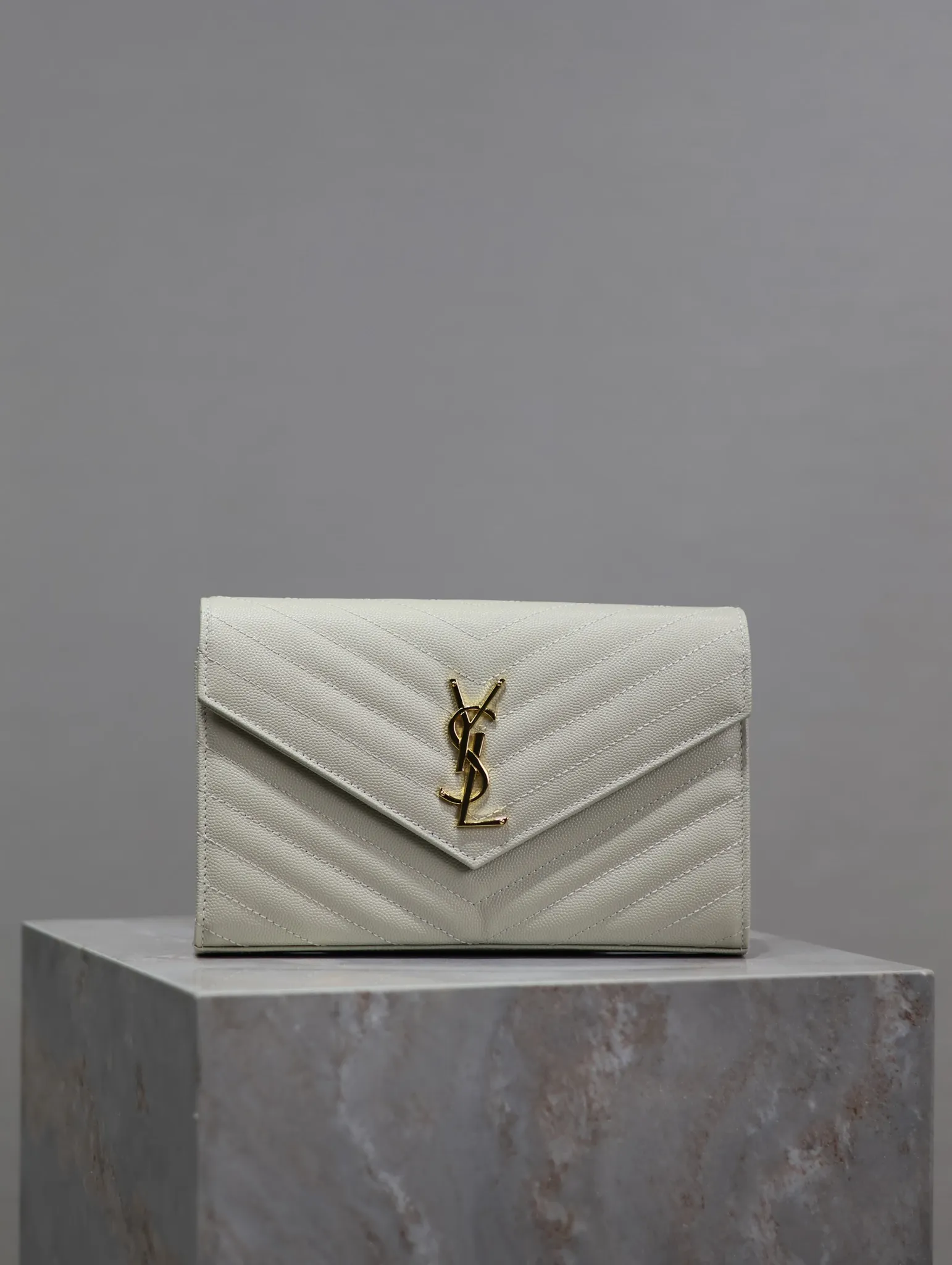 サンローラン「Saint Laurent」  MONOGRAM エンベロープバッグ