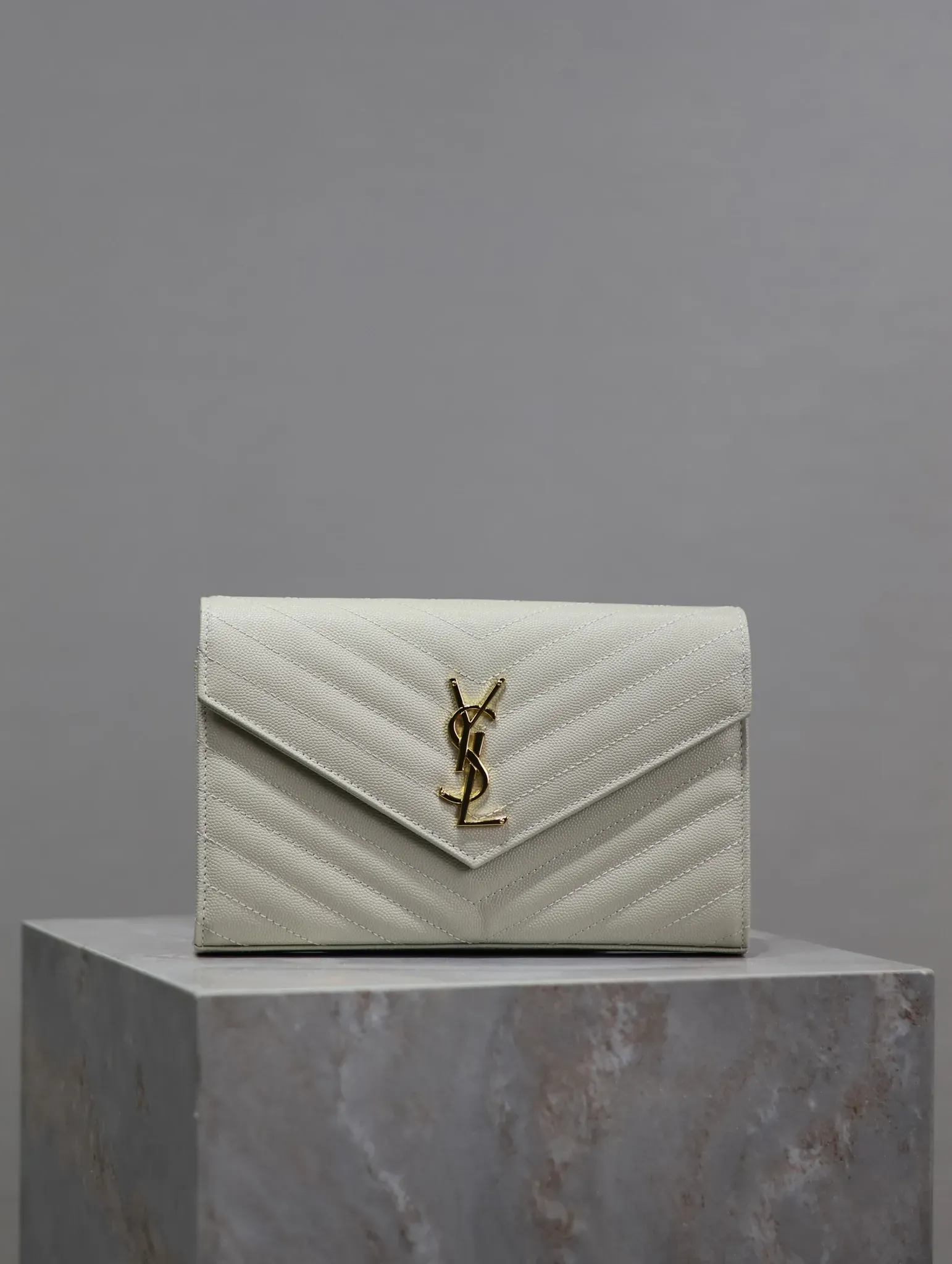 サンローラン「Saint Laurent」  MONOGRAM エンベロープバッグ