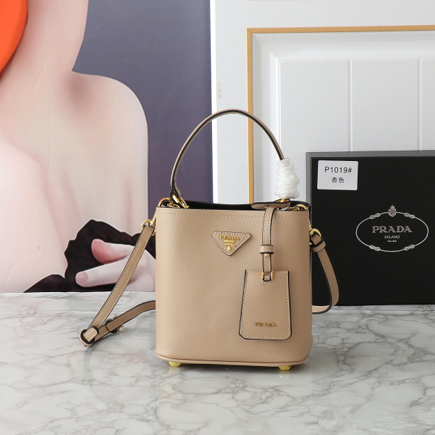 プラダ パニエ サフィアーノレザー ミニバッグ「Panier Saffiano」