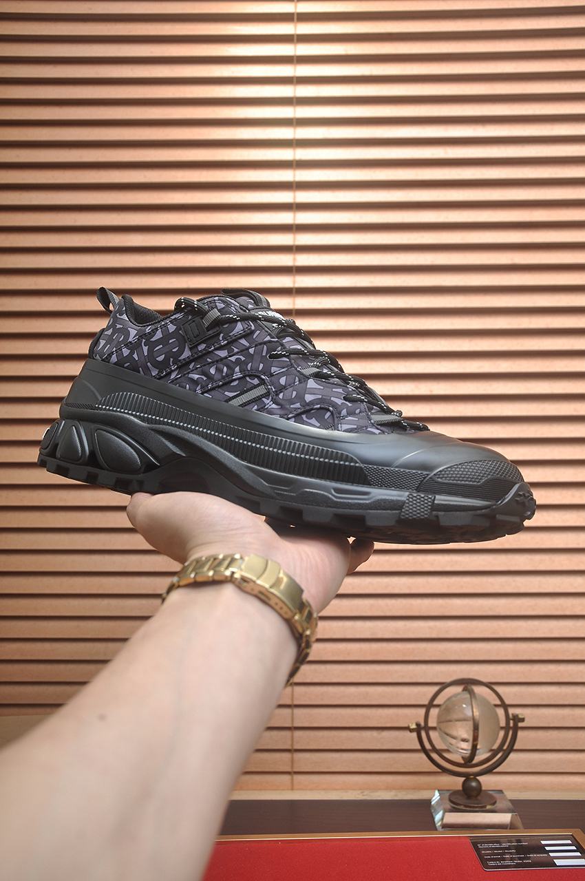 バーバリー「Burberry」 HouseCheck ハウスチェック レザーアーサー ローカットスニーカー