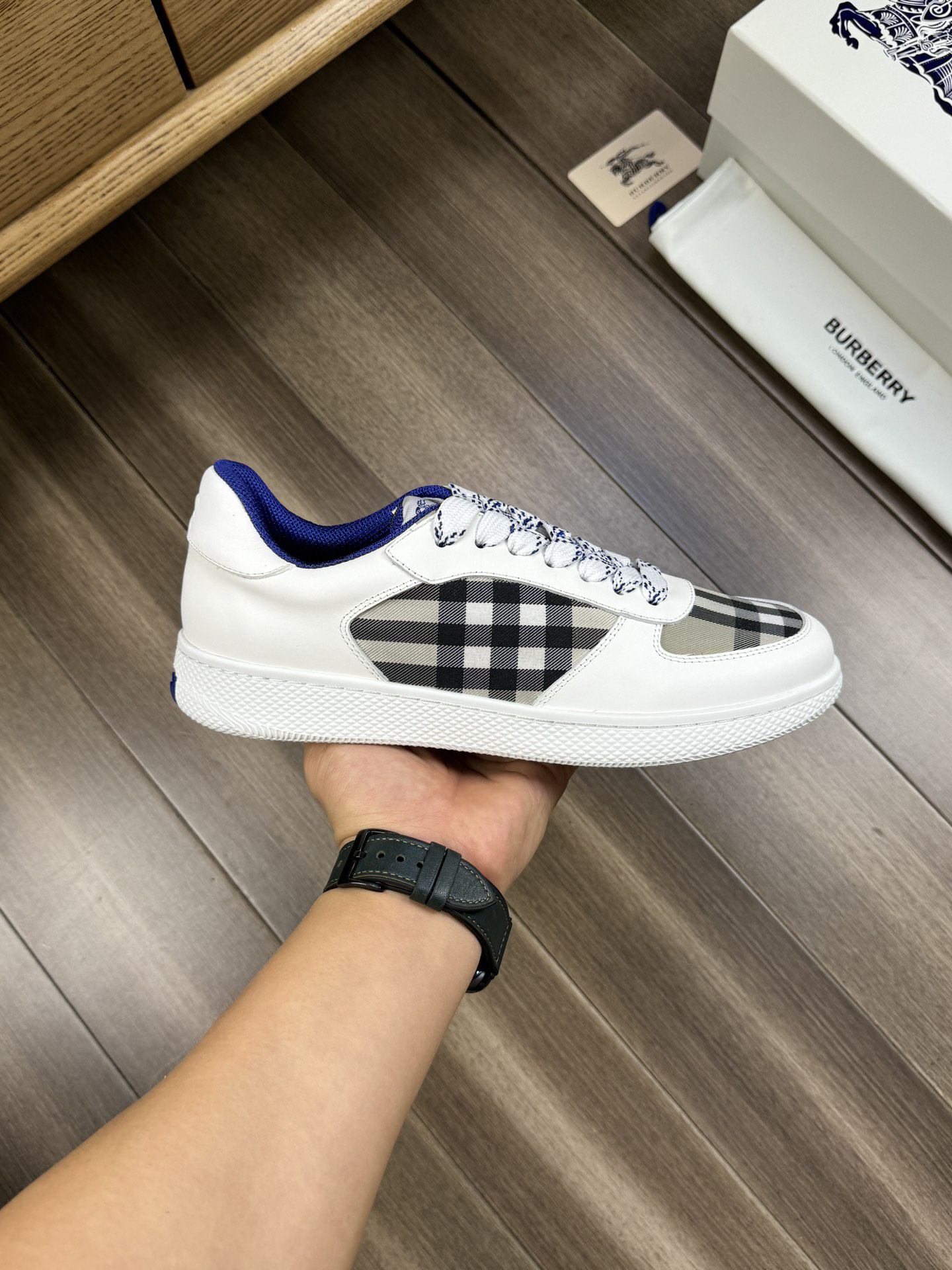 バーバリー「Burberry」Olympiaシリーズ レディース小型レザーバッグ