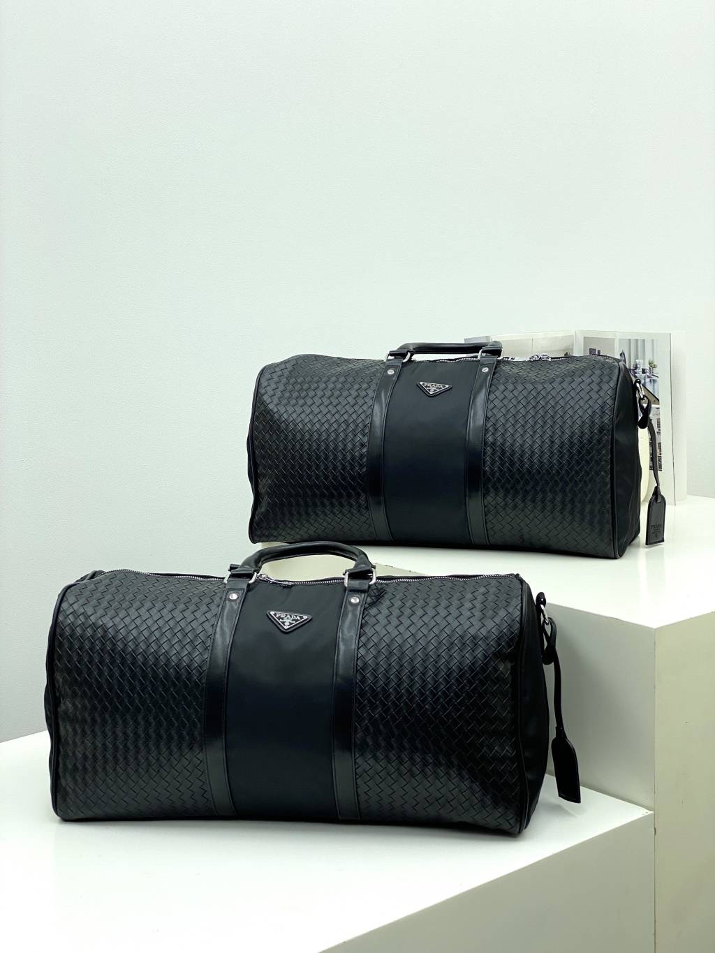 プラダ「Prada」トライアングルトラベルバッグ ショルダートート