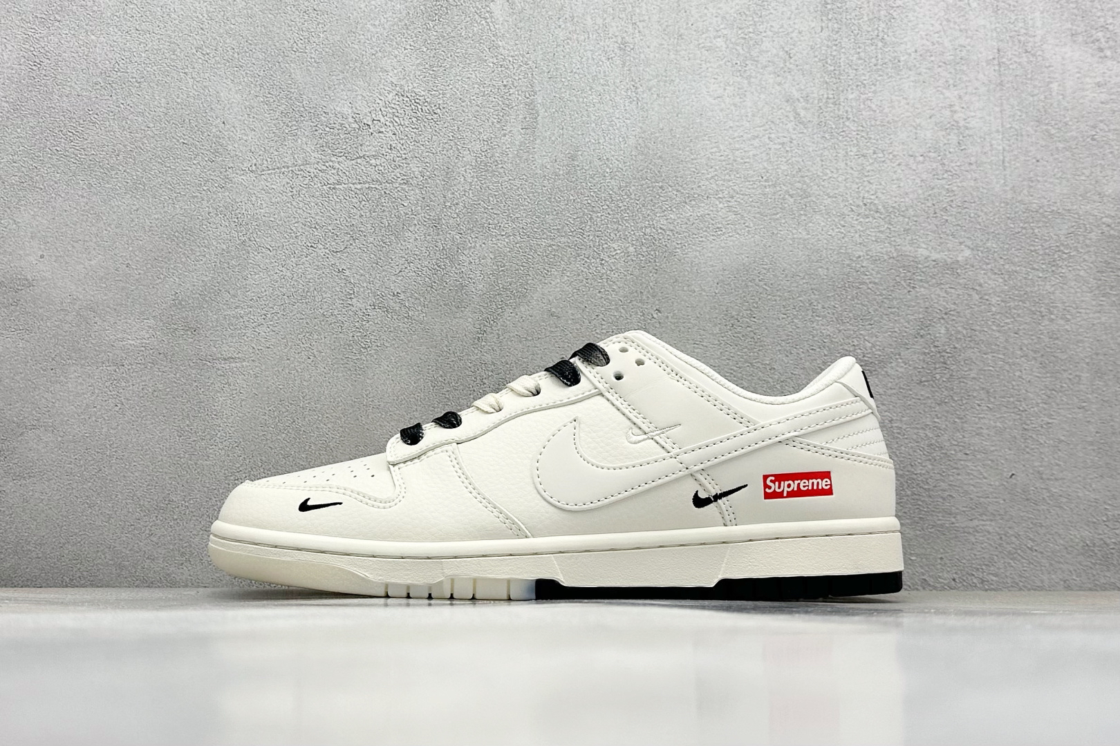 「コラボモデル」Supreme x Nike SB Dunk Low スニーカー