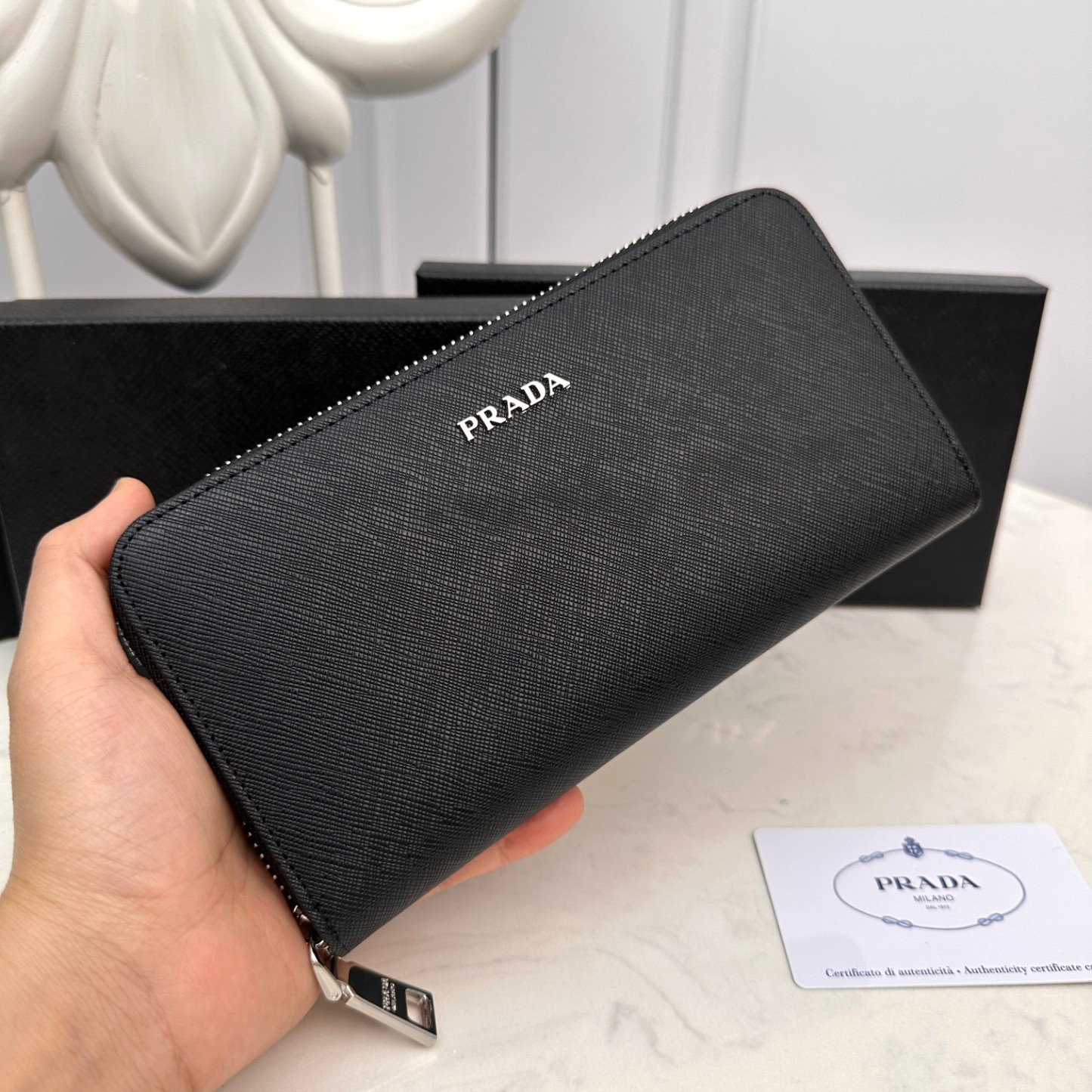 プラダ「PRADA」プレミアムレザー ジップウォレット「おしゃれ男性必携」