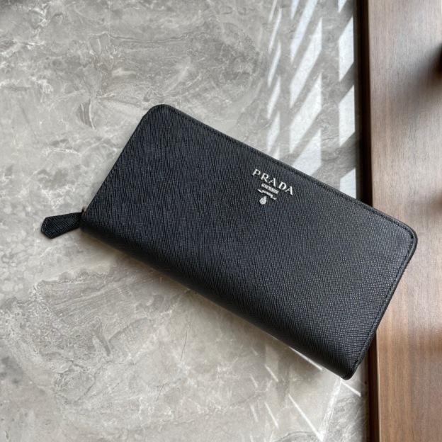 プラダ「PRADA」サフィアーノレザー 財布