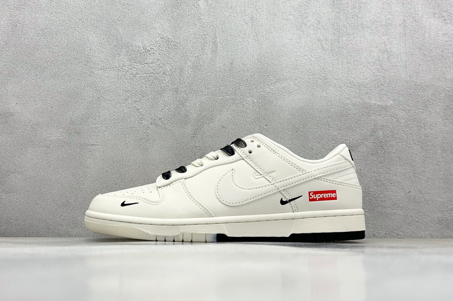 「コラボモデル」Supreme x Nike SB Dunk Low スニーカー