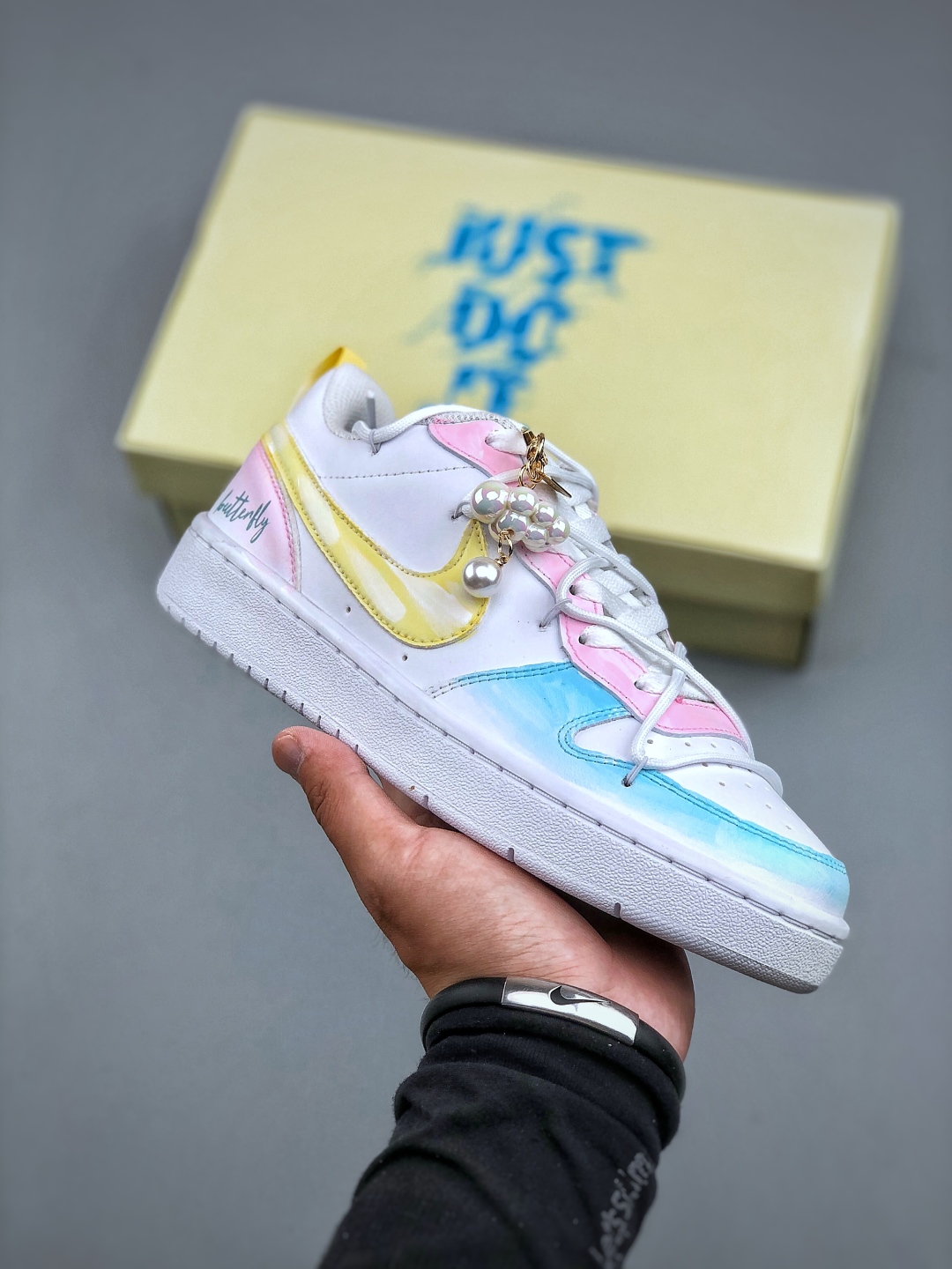 ナイキ「Nike」Court Borough Low 2 FP イエロー・ピンク・ブルー カジュアルスニーカー