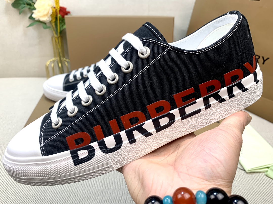 バーバリー「Burberry」メンズクラシックローカットスニーカー