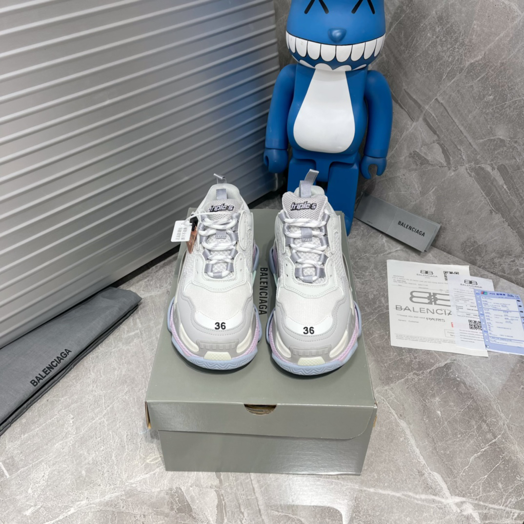 バレンシアガ「Balenciaga」Triple S スニーカー