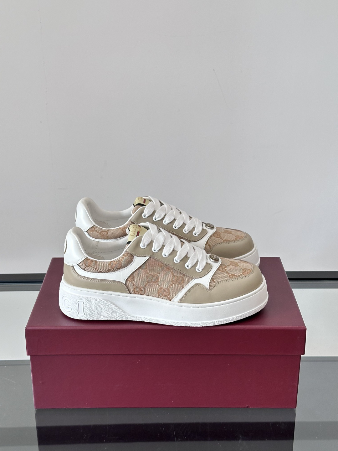 グッチ「Gucci」Chunky B スニーカー メンズ 厚底ビスケットシューズ