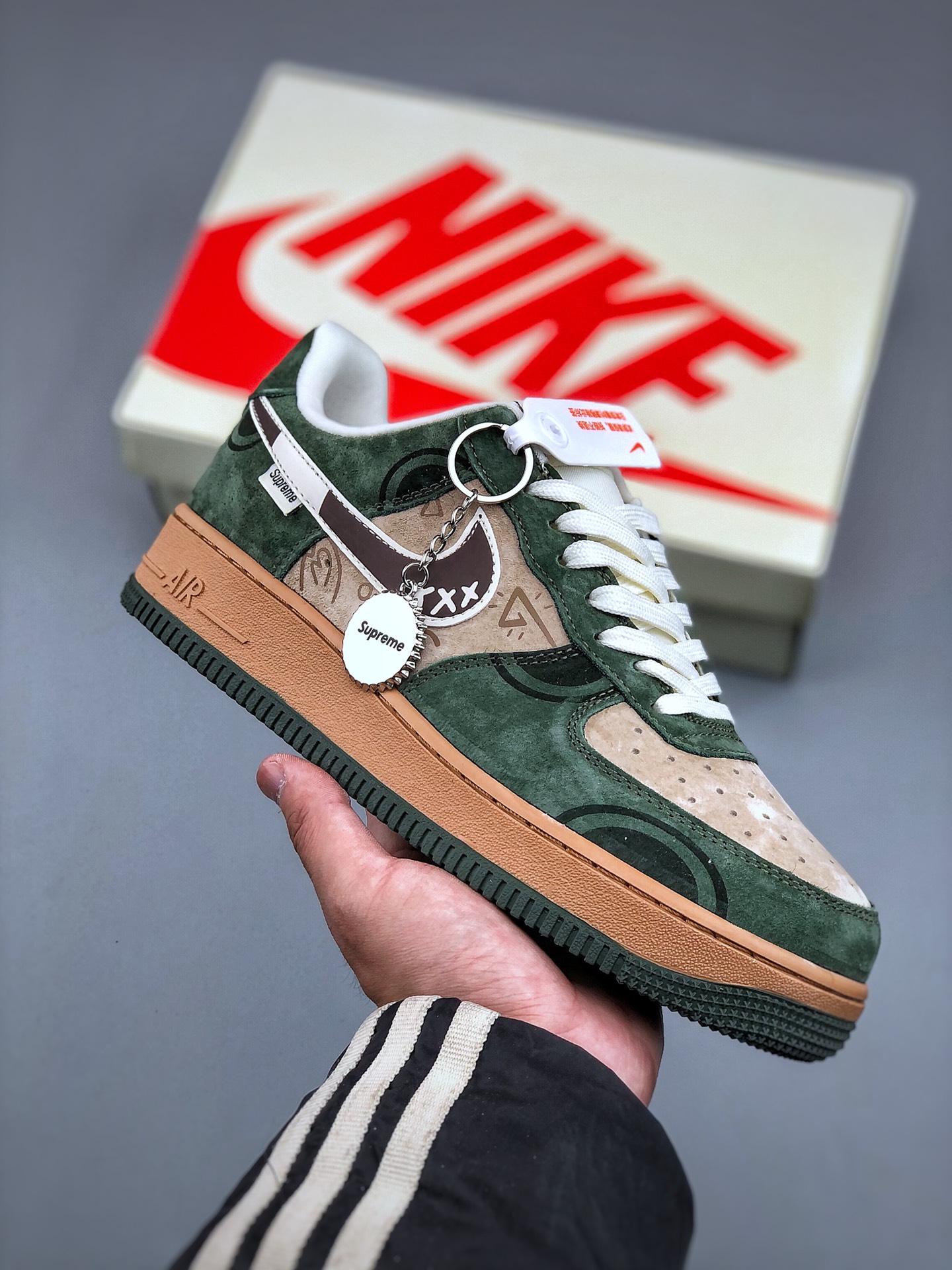 「コラボモデル」Supreme x Nike SB Dunk Low スニーカー