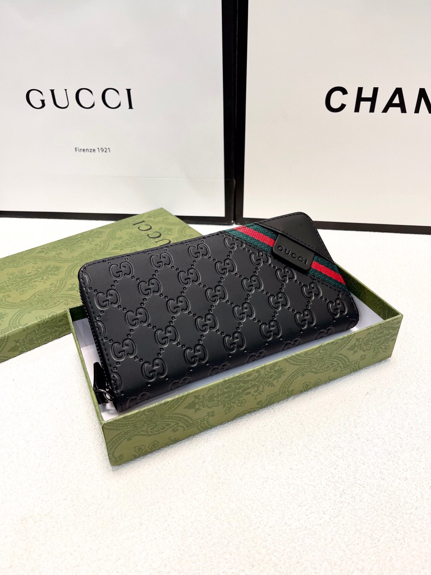 グッチ「Gucci」シグネチャー レザー ウェブ ジップアラウンドウォレット