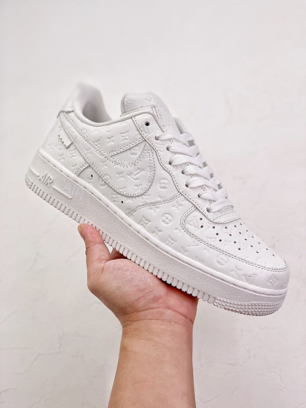 「コラボモデル」Louis Vuitton x Nike SB Dunk Low スニーカー