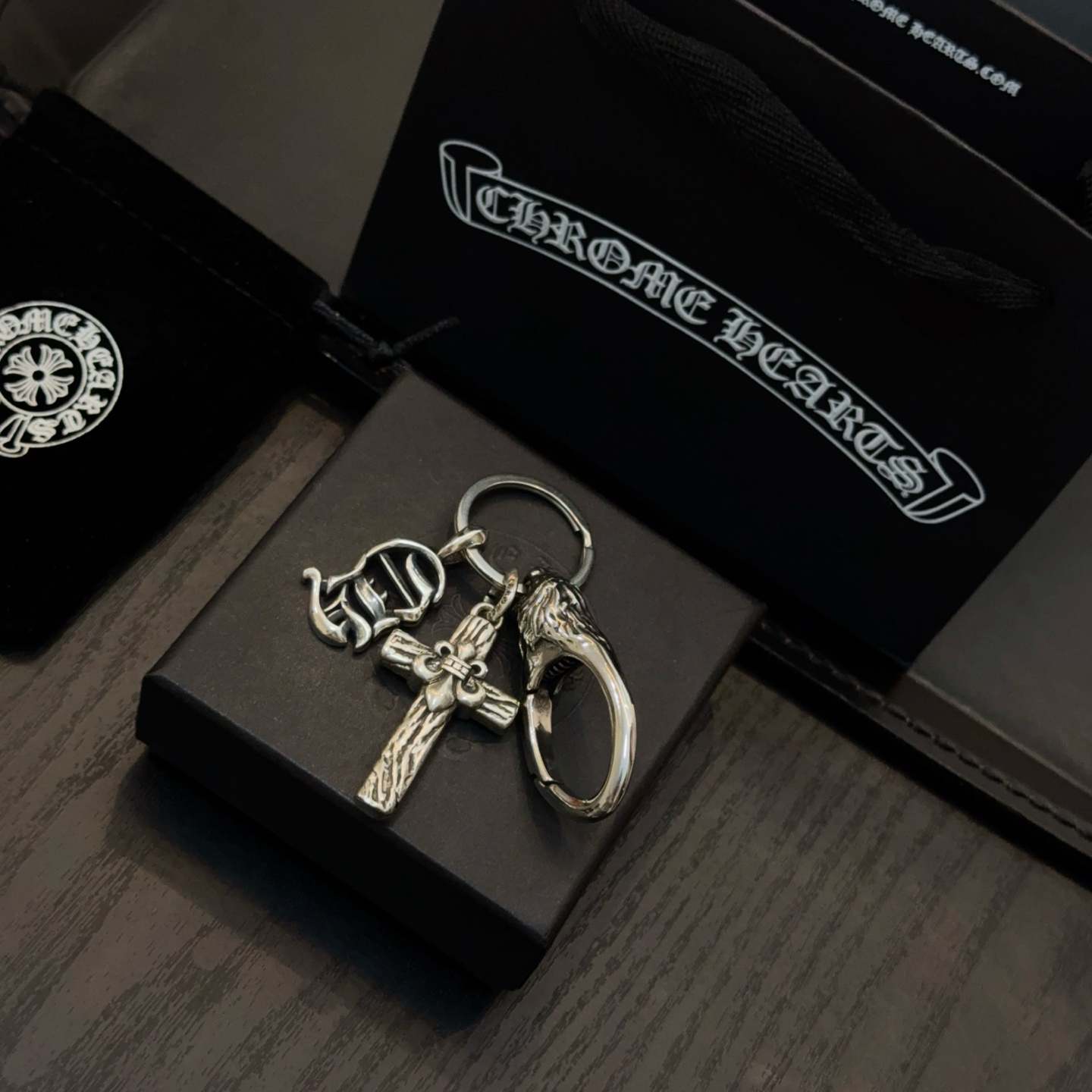 クロムハーツ「Chrome Hearts」クロスペンダントキーホルダー - 精巧なハンドメイド、アンティークシルバー彫刻、ヴィンテージパンクスタイル