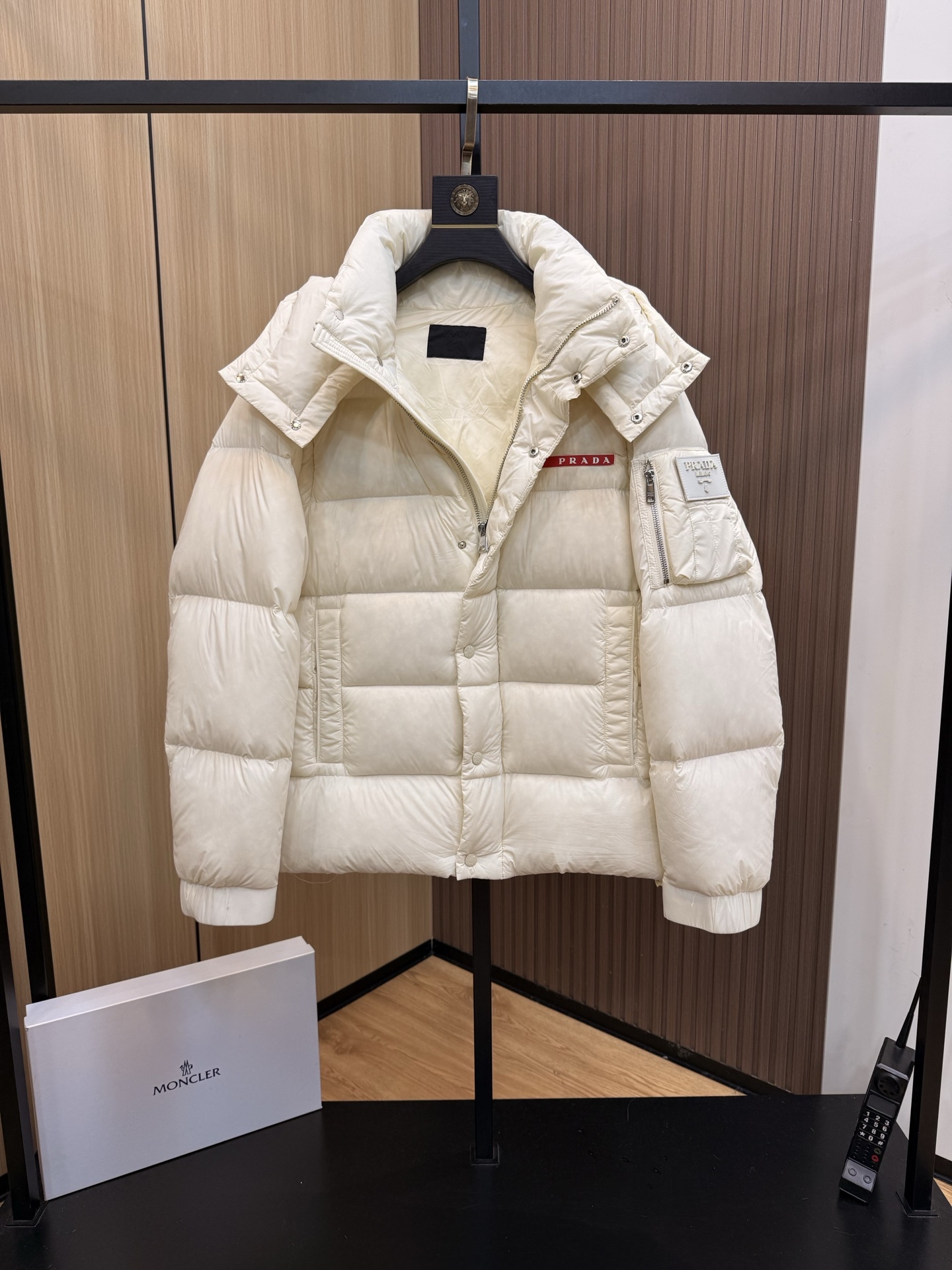 プラダ「Prada」秋冬新作 メンズ ファッションダウンジャケット