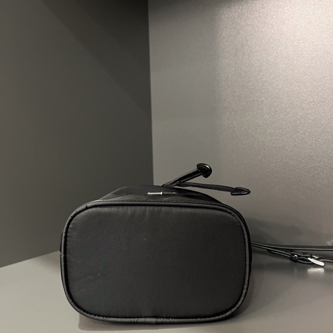 プラダ「Prada」ピコティン バケットバッグ モデ