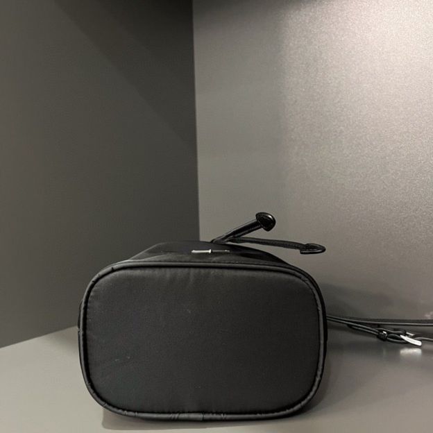 プラダ「Prada」ピコティン バケットバッグ モデ