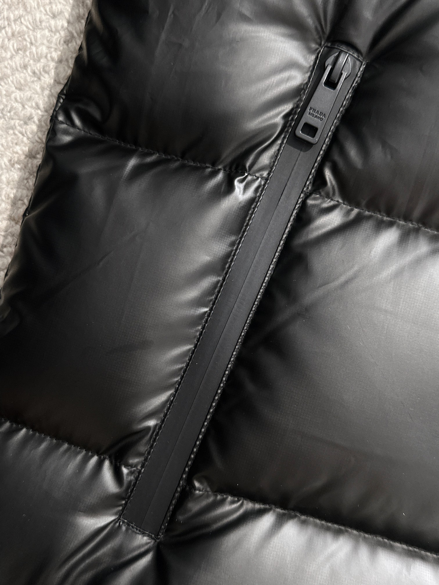 プラダ「Prada」人気爆発のファッション＆防寒ショートダウンジャケット