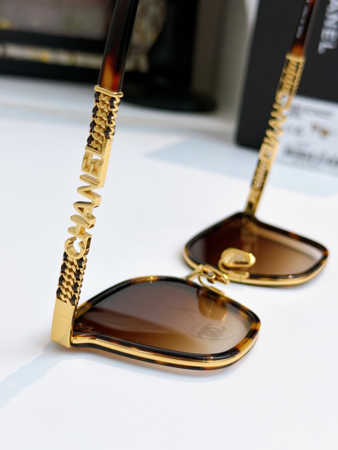 【新作到着】Chanel ハイセンスデザインサングラス「遮光レンズ搭載」