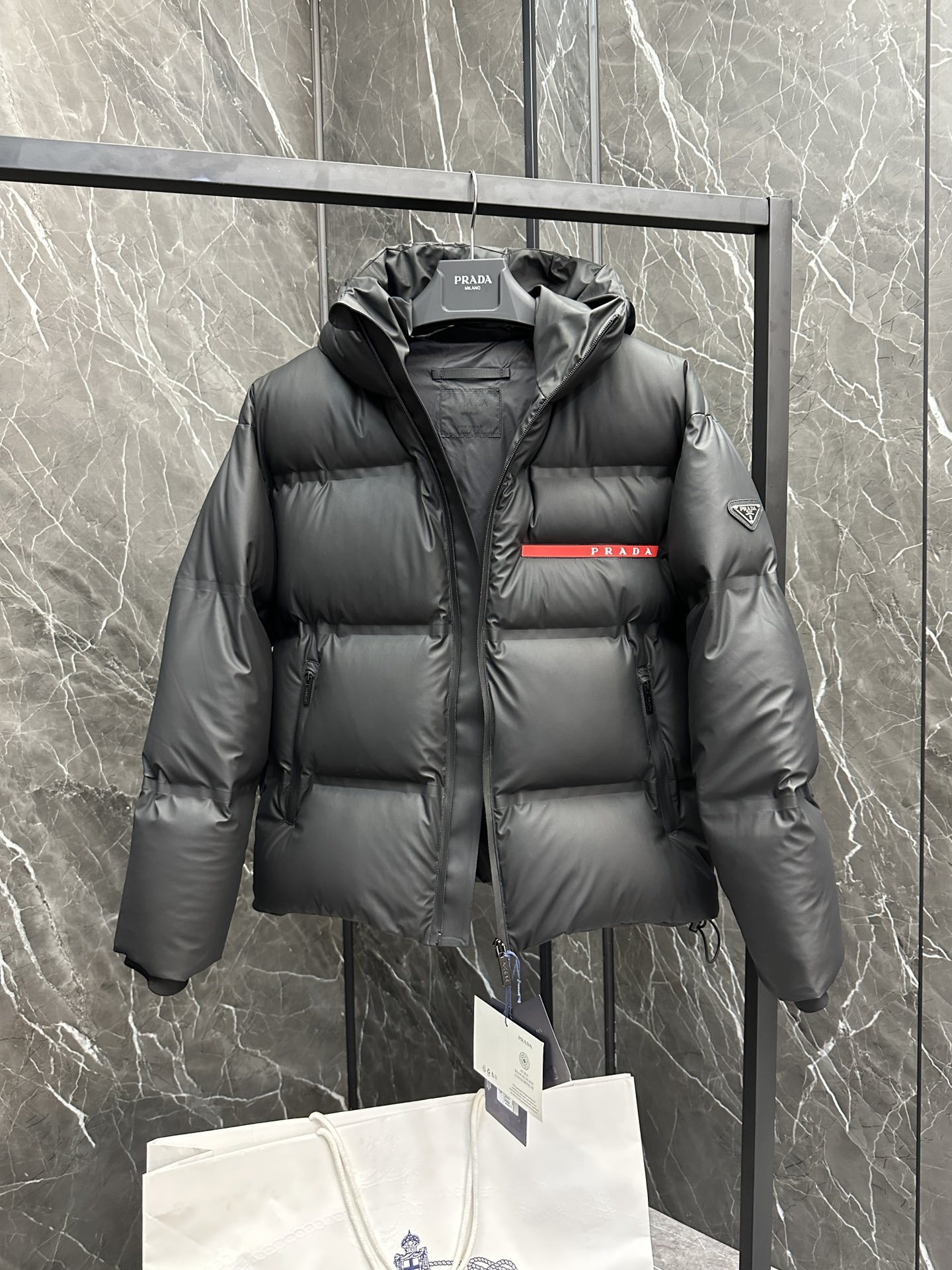 プラダ「Prada」冬物新作 超ふんわりメンズダウンジャケット