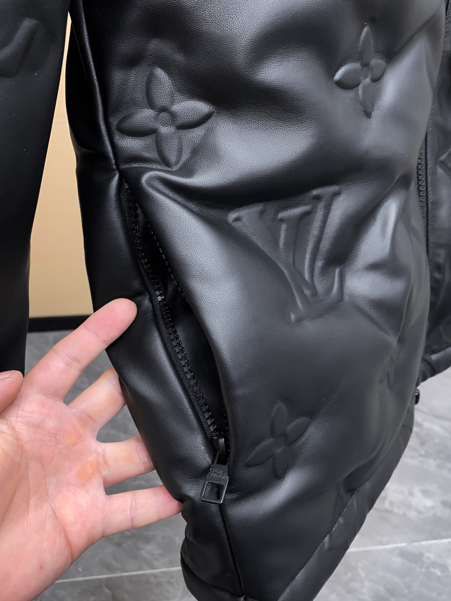 ルイ・ヴィトン「Louis Vuitton」秋冬新作 浮き彫りエンボス加工フード付きレザージャケット