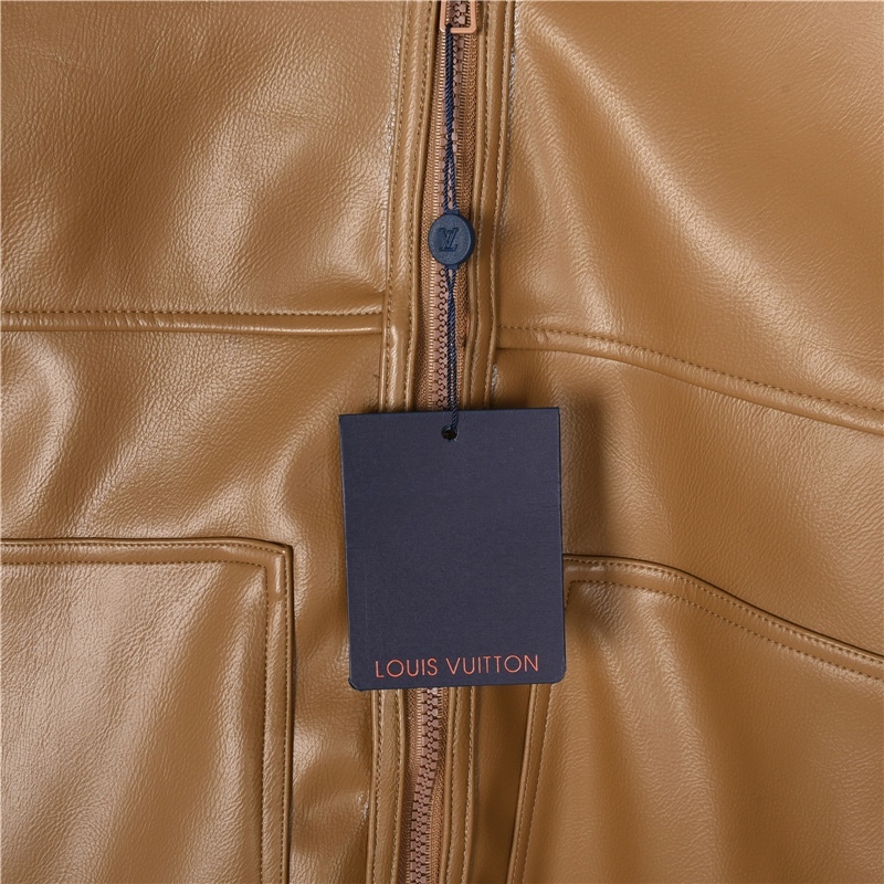 Louis Vuitton / ルイ・ヴィトン 23Fw（2024 年秋冬） 両面式のフード付きウェストタイトなジャケット。