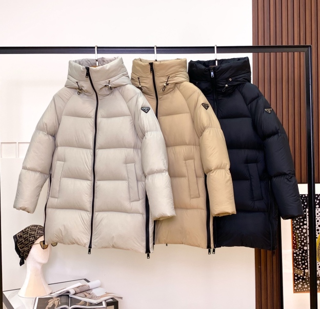 プラダ「Prada」秋冬フード付きダウンジャケット