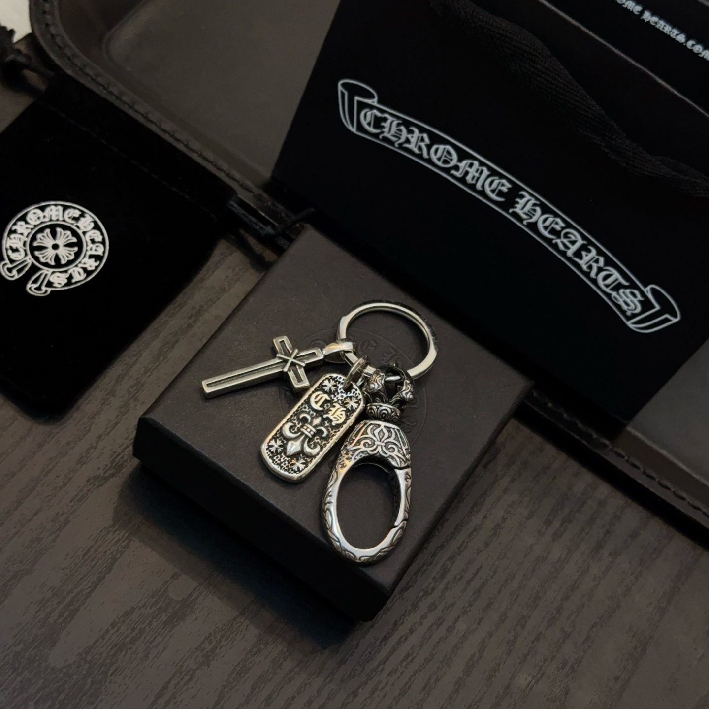 クロムハーツ「Chrome Hearts」クロスペンダントキーホルダー - 精巧なハンドメイド、アンティークシルバー彫刻、ヴィンテージパンクスタイル