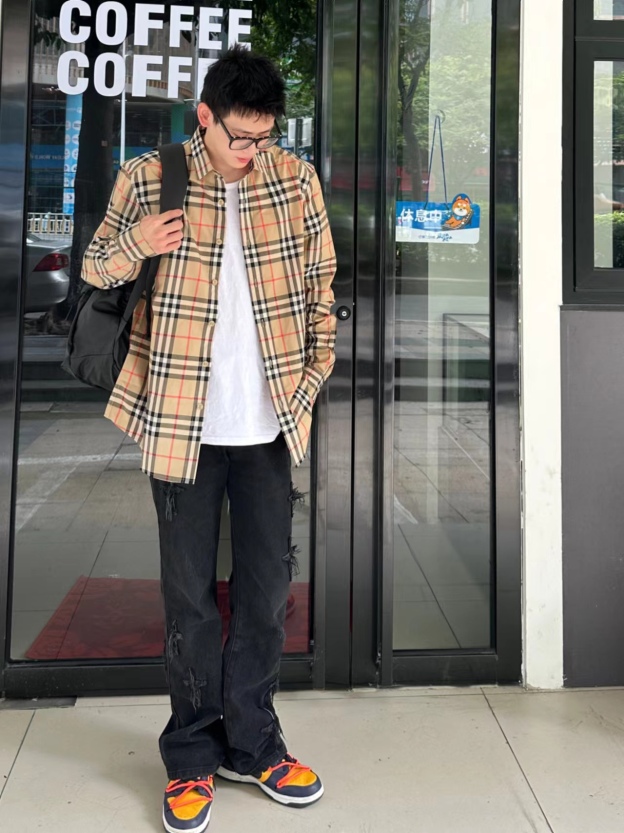 バーバリー（Burberry）の定番の小チェック柄シャツ