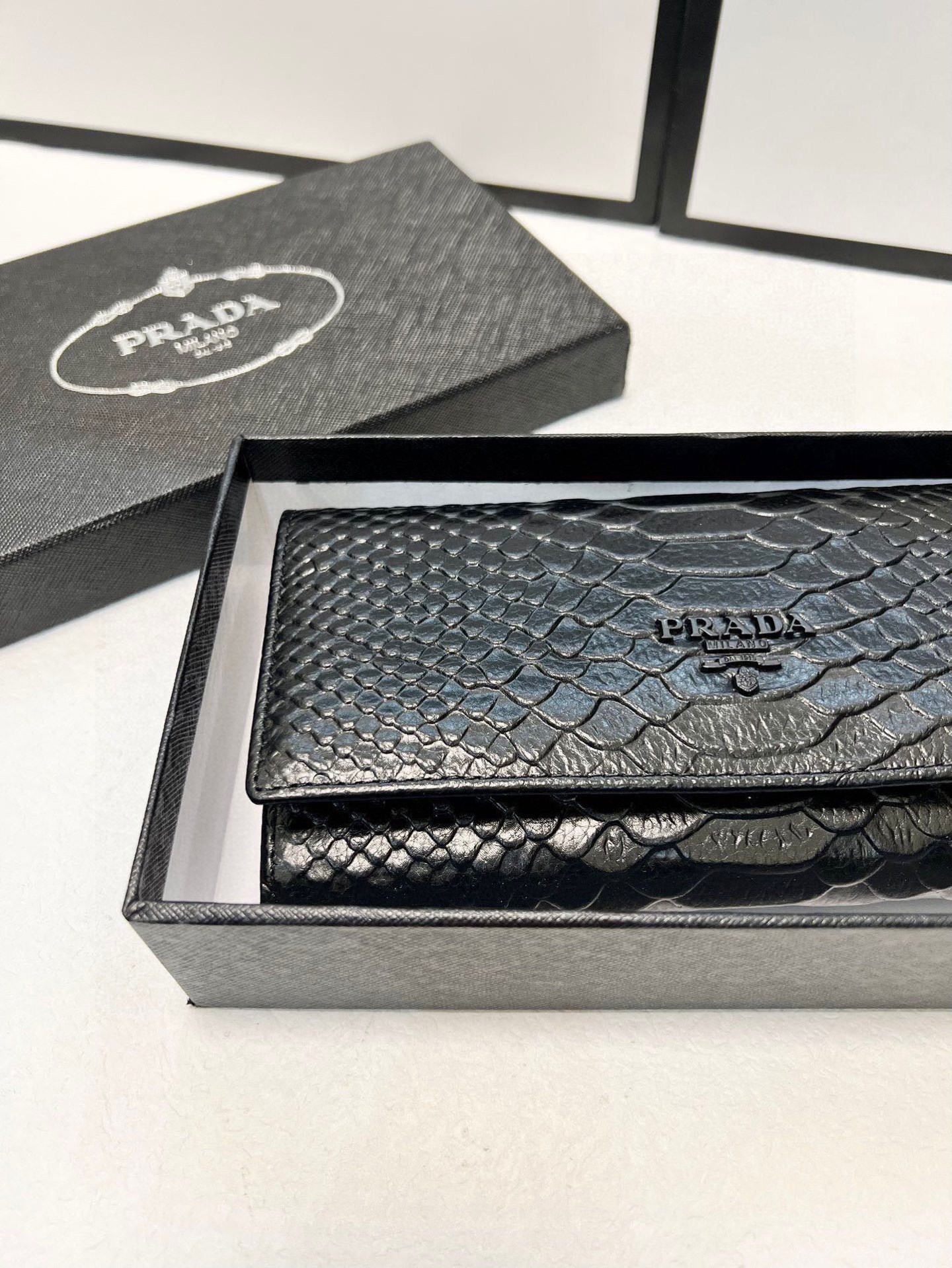 プラダ(Prada) レディース財布 2色