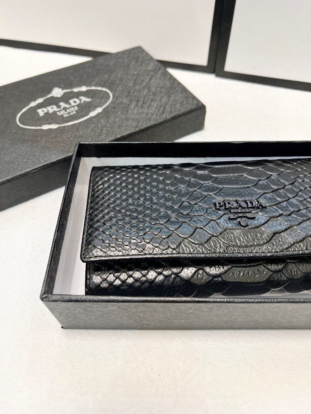 プラダ(Prada) レディース財布 2色