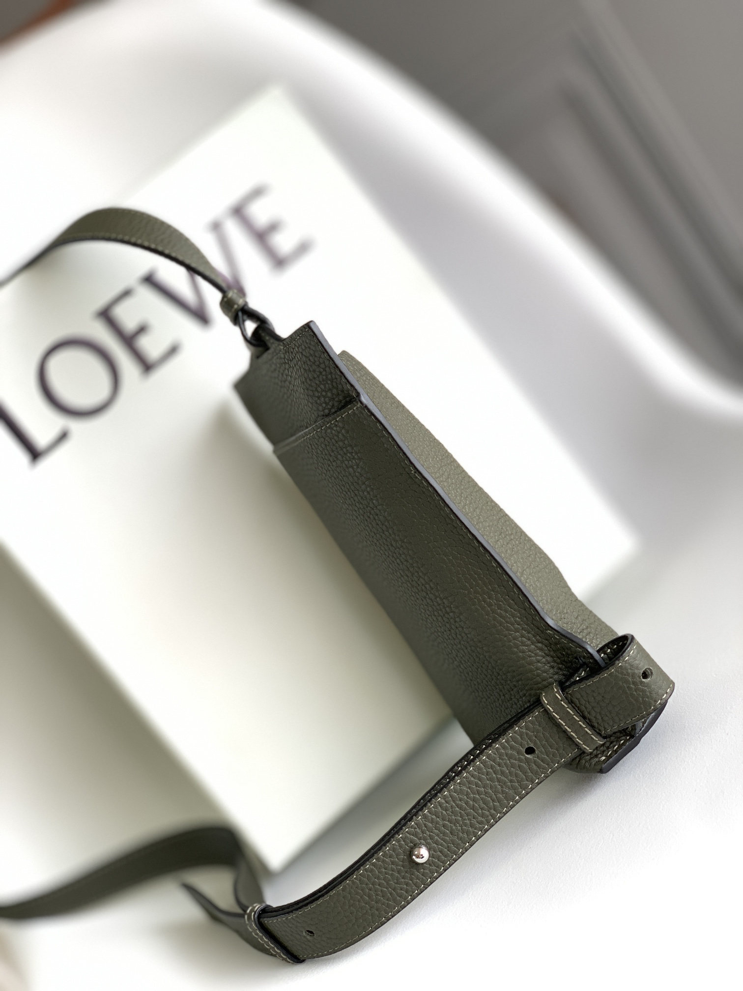 ロエベ「Loewe」ショルダーバッグ｜伝統と革新が出会うプレミアムレザー