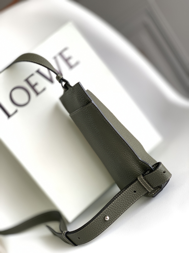 ロエベ「Loewe」ショルダーバッグ｜伝統と革新が出会うプレミアムレザー