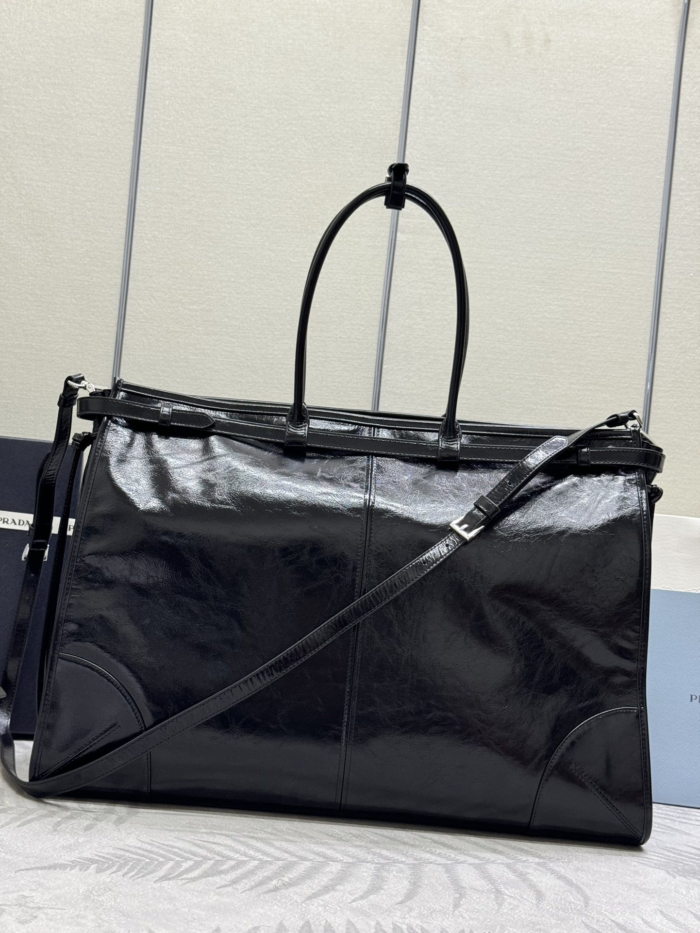 プラダ「Prada」レザートートバッグ
