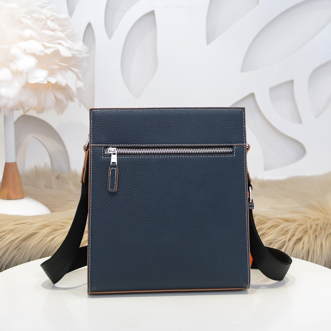 エルメス メンズ Tプレート 縦型クロスボディバッグ「T Buckle Bag」