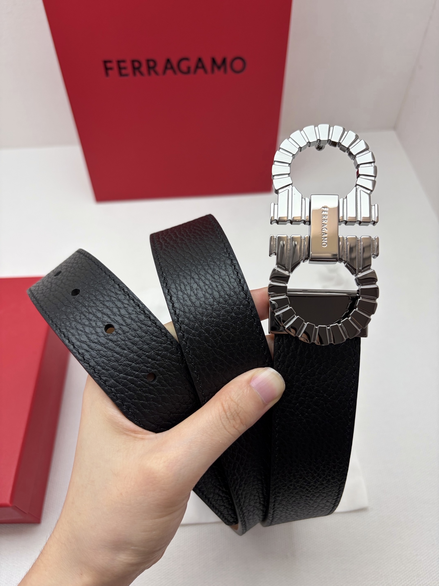 【新規倉庫入り】Salvatore Ferragamo 職人仕上げ高級ベルト「全長約 100cm」
