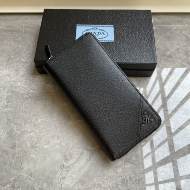 プラダ「PRADA」サフィアーノレザー 財布