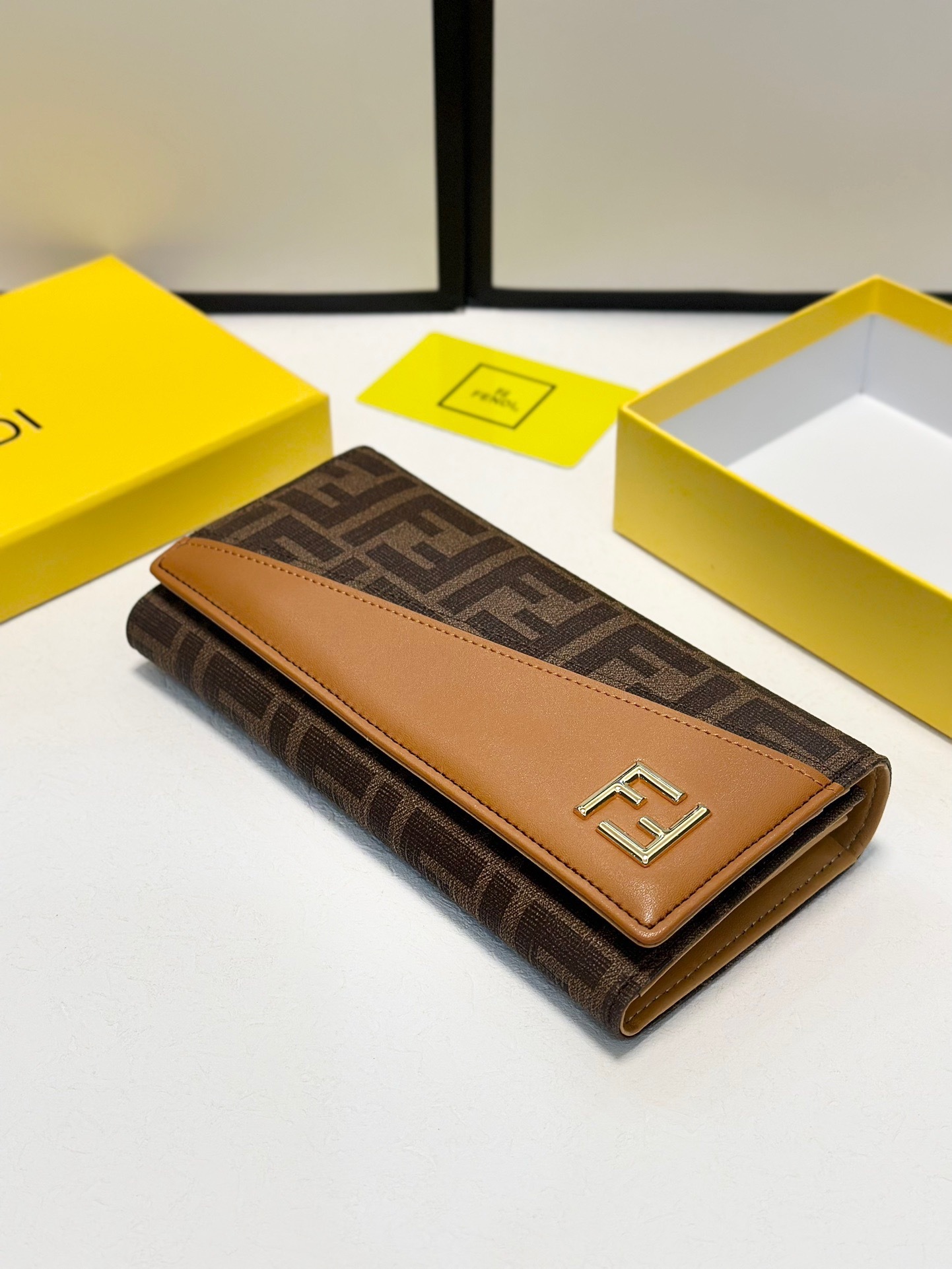 フェンディ「Fendi」高級エンボス牛革の大きな イタリア製財布