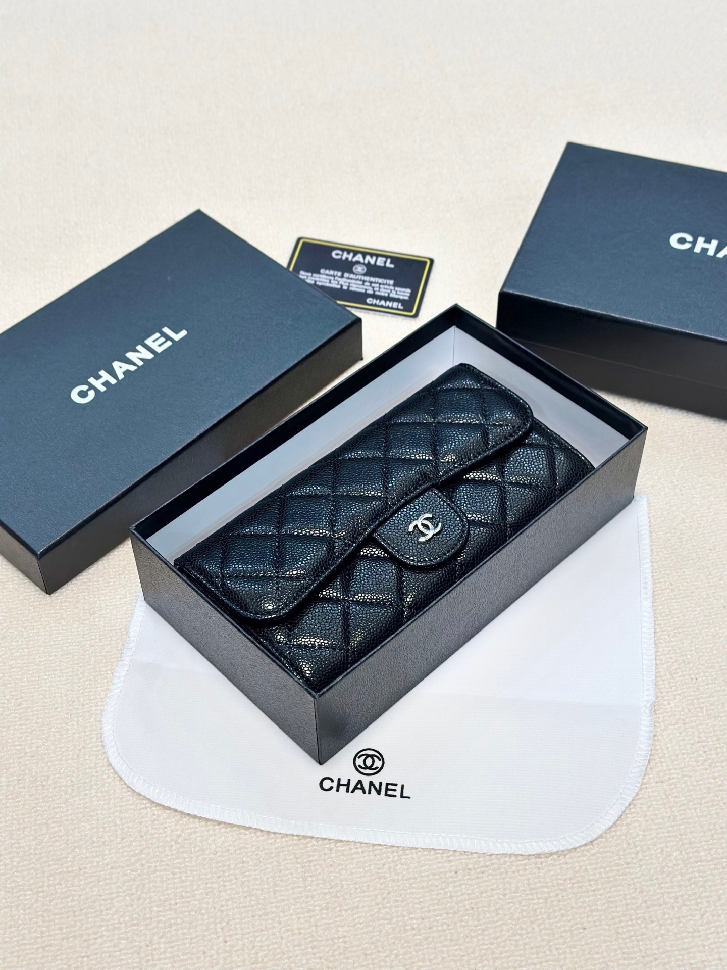 シャネル「Chanel」キャビアレザー バイフォールド財布