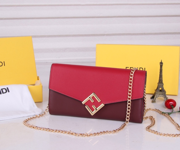 フェンディ「Fendi」高級エンボス牛革の大きな イタリア製財布