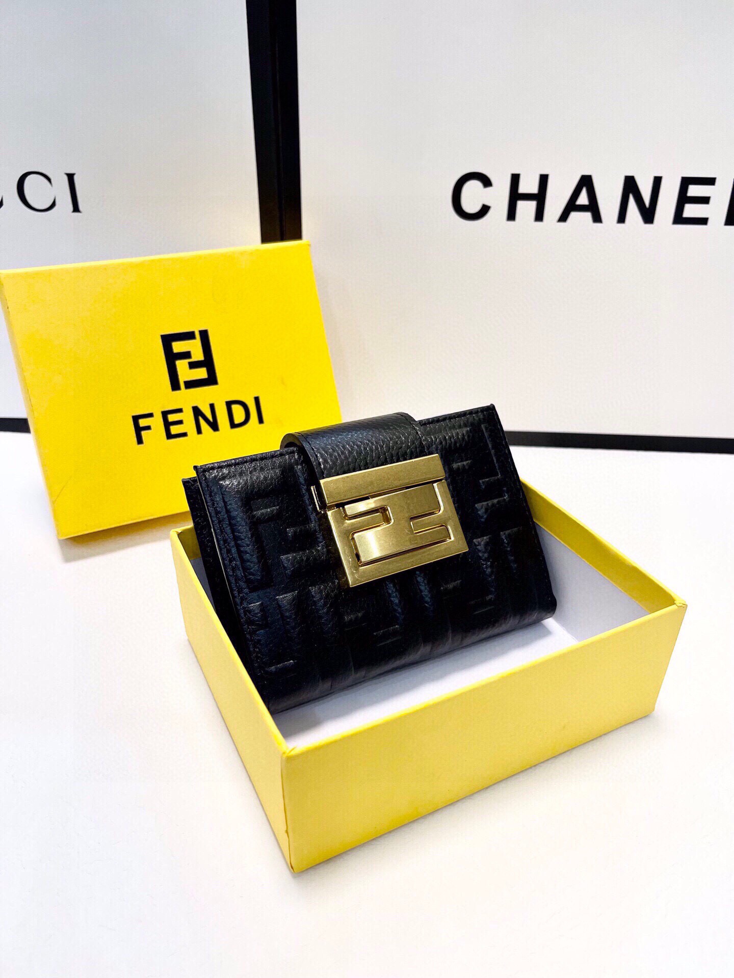 フェンディ「Fendi」高級エンボス牛革の大きな イタリア製財布