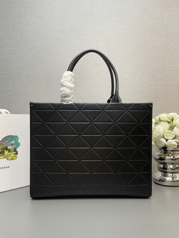 プラダ「Prada」トライアングルキルティング トートバッグ ラージトート